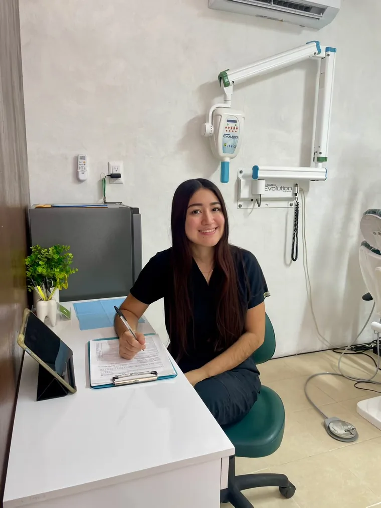 La Dra. Aresha, odontóloga, en su consultorio dental en Ixil, Yucatán